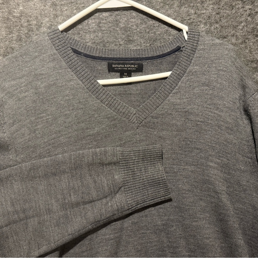 Banana Repubic Sweater Mens M gray Extra Fine Merino Wool V Neck Soft Light Nice